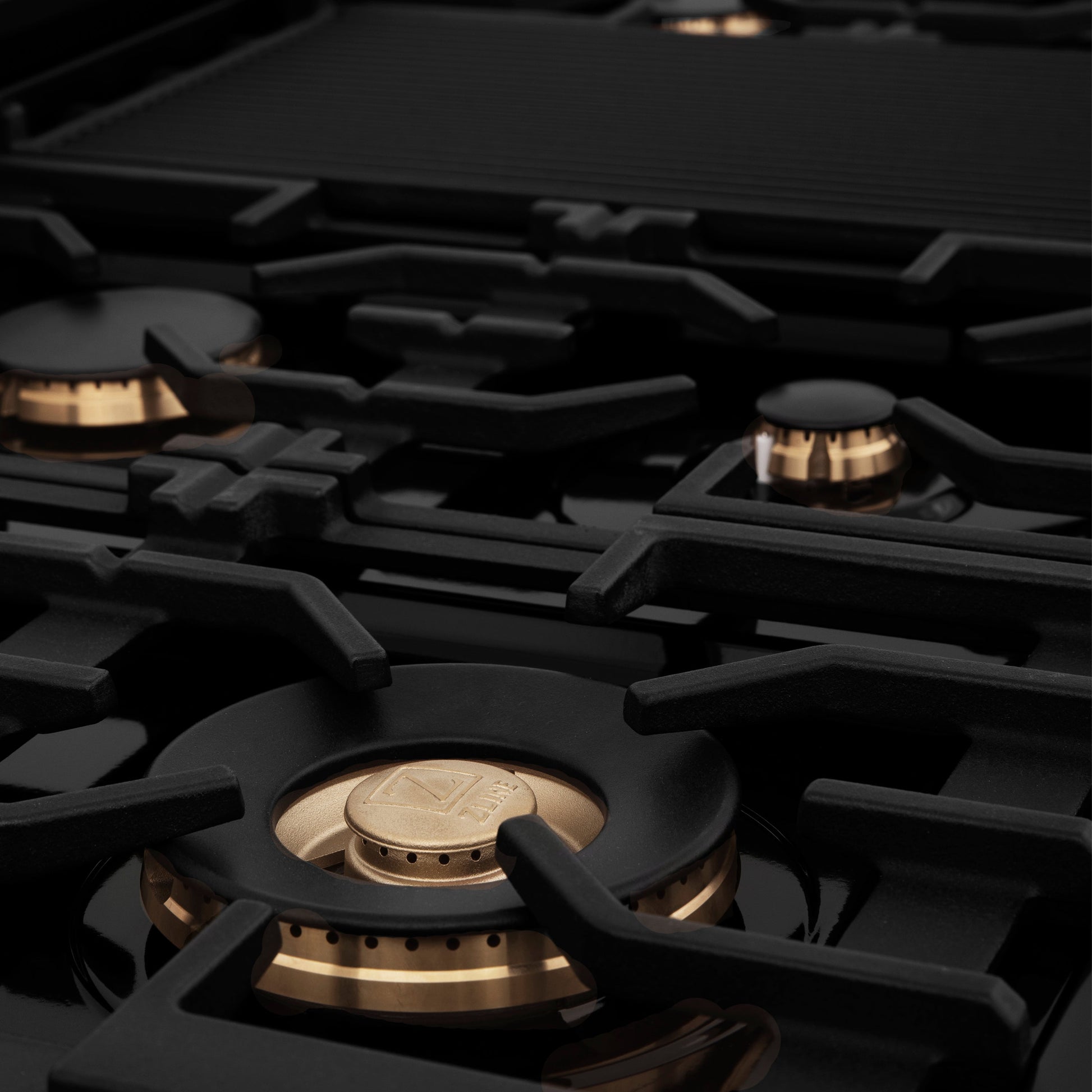 ZLINE 48" Porcelain Gas Stovetop in Black Stainless with 7 Gas Burners and Griddle (RTB-BR-48)